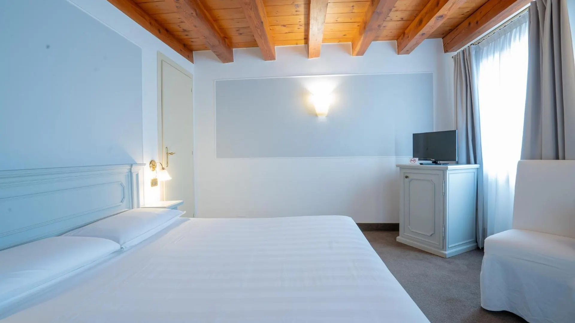 Alla Corte Rossa Venice 3*,